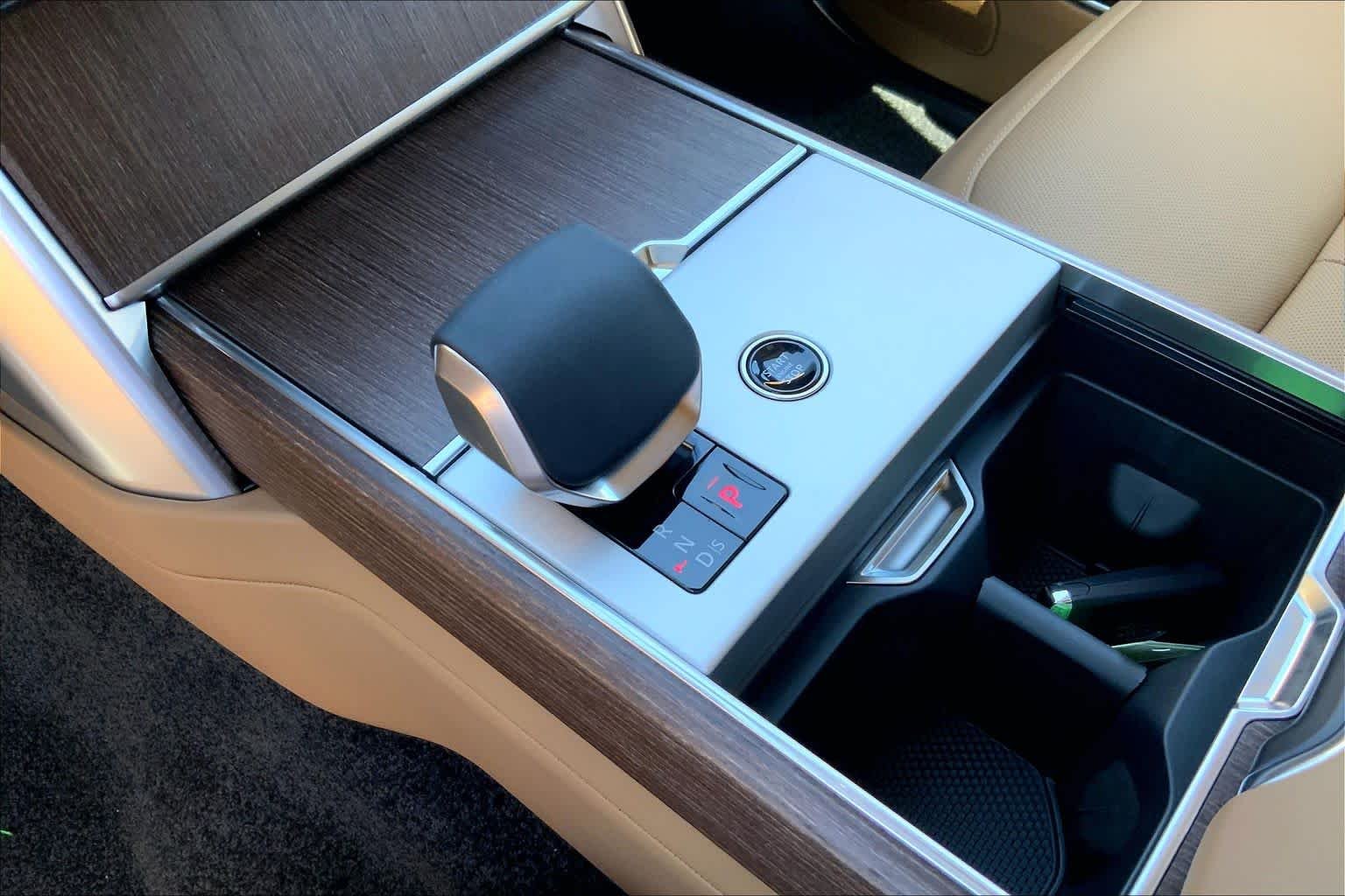 New 2026 Belgravia Green Land Rover SE image 7