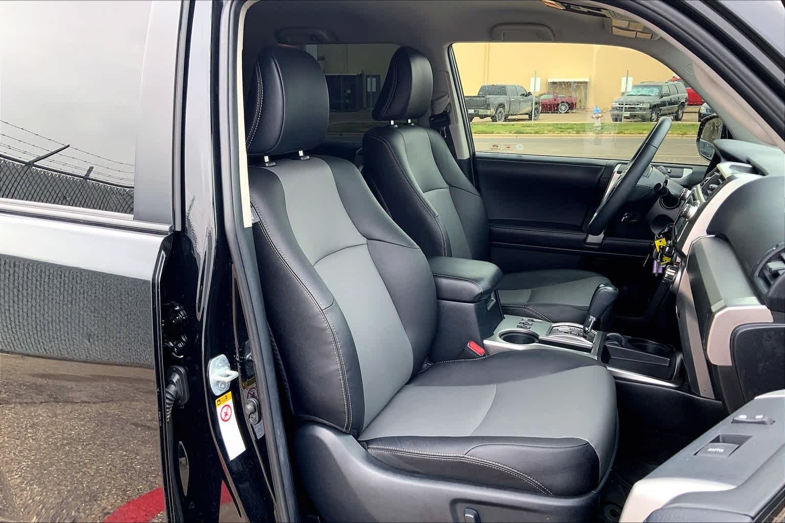 Used 2018 Midnight Black Metallic Toyota SR5 Premium image 8