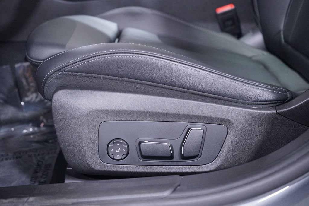 2025 BMW 3 Series 330i - Photo 8