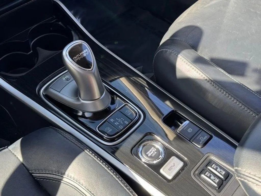 Used 2018  Mitsubishi SEL image 19