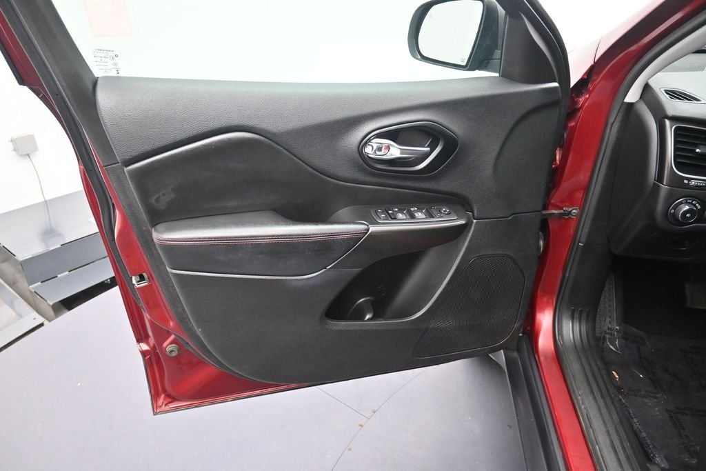Used 2020 Velvet Red Pearlcoat Jeep Trailhawk image 9
