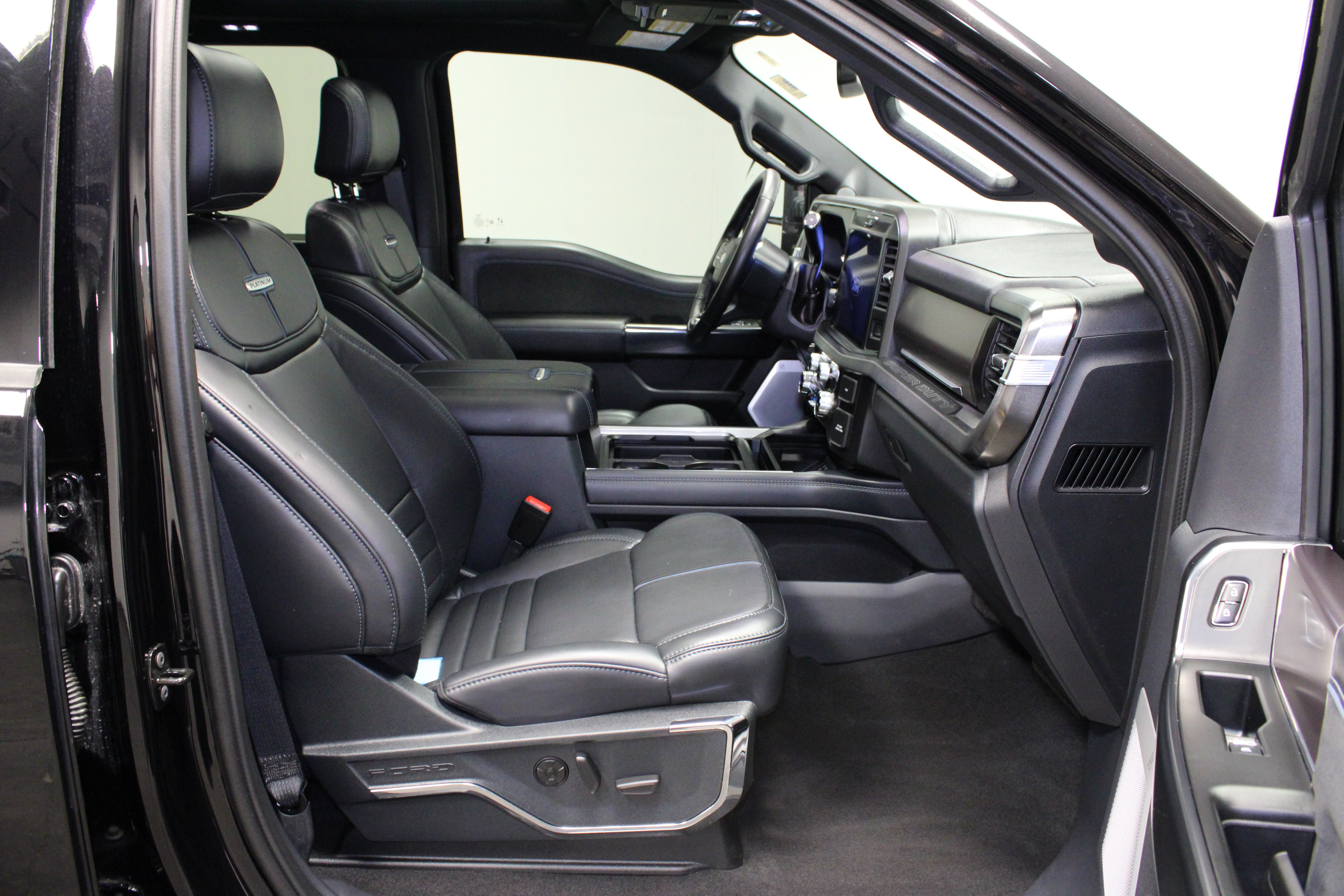 Used 2026 Agate Black Metallic Ford Platinum image 19