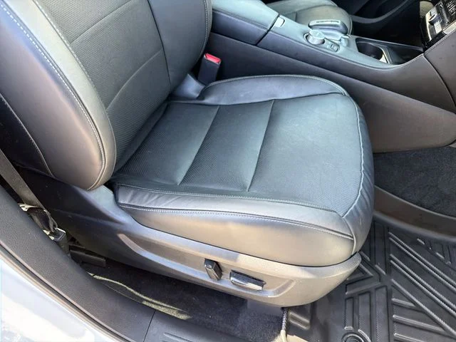 Used 2023 White INFINITI LUXE image 27