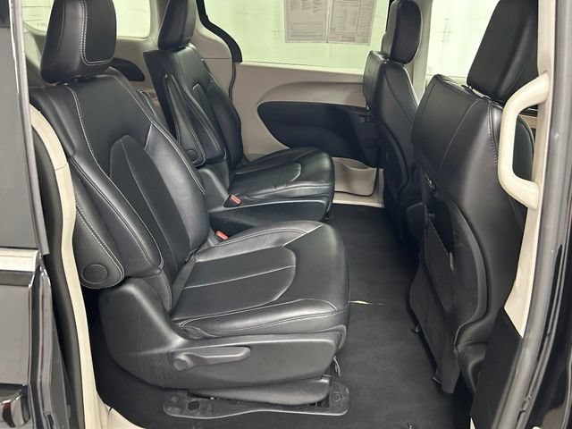 Used 2024  Chrysler Hybrid Select image 14