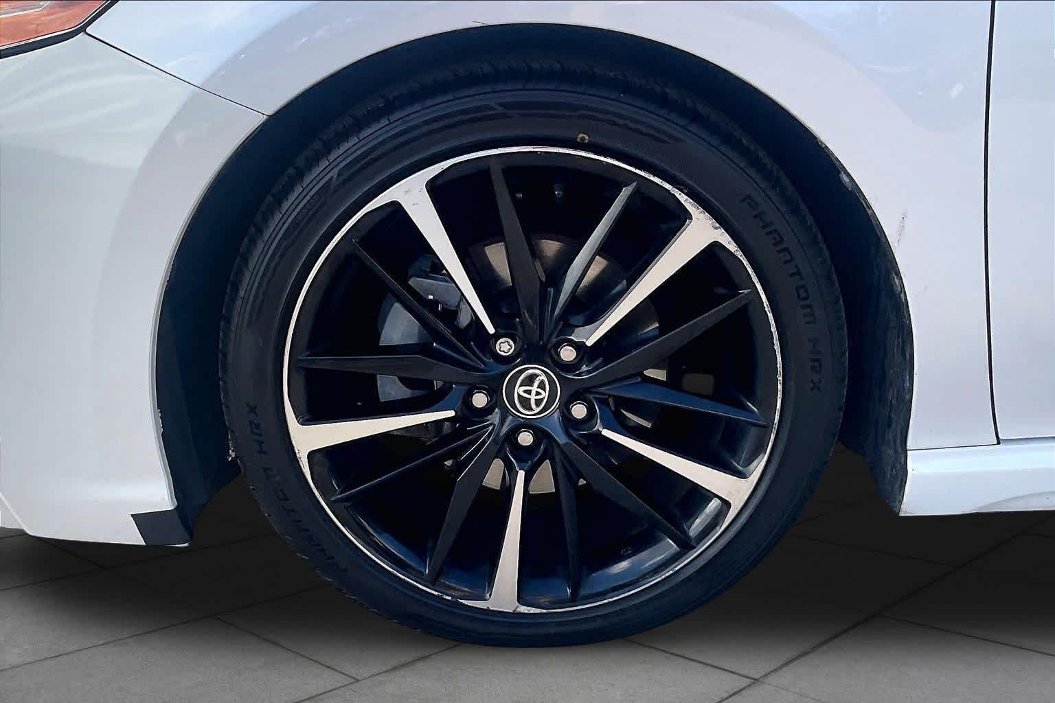 Used 2020 Wind Chill Pearl/Midnight Black Metallic Toyota XSE V6 image 10