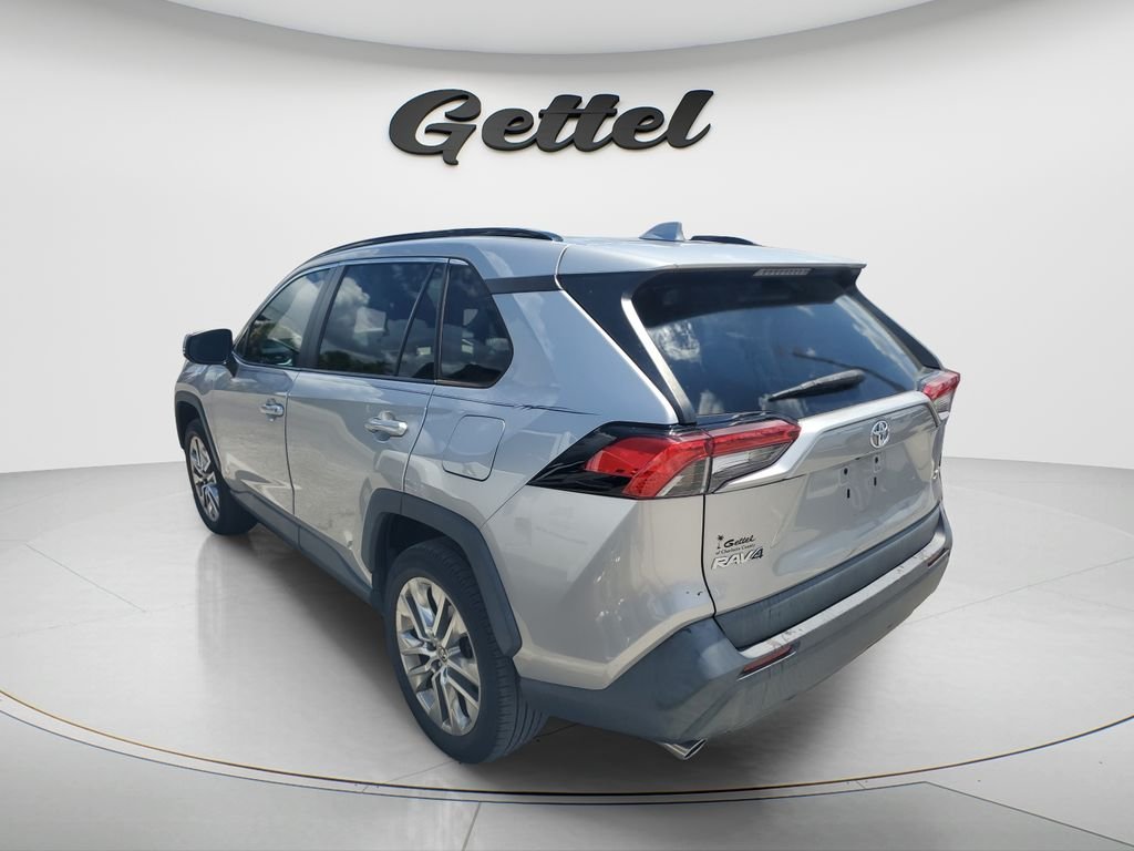 Used 2021 Silver Toyota XLE Premium image 5