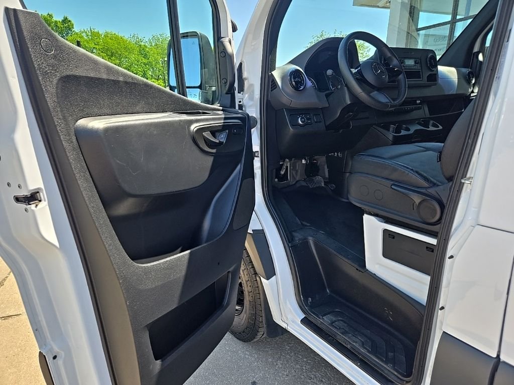 Used 2025  Mercedes-Benz Cargo 144 WB image 27