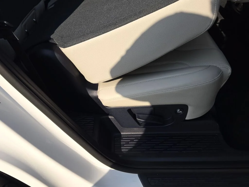 Used 2022 White Hyundai SEL image 6