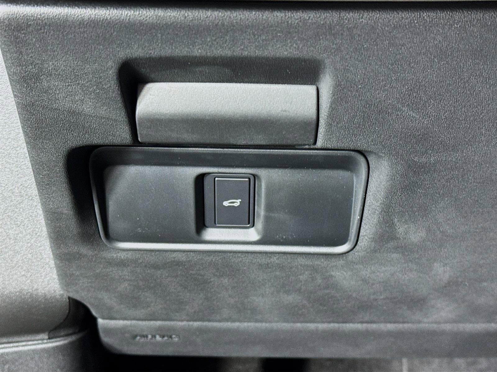 Used 2025 Blue Land Rover S image 10