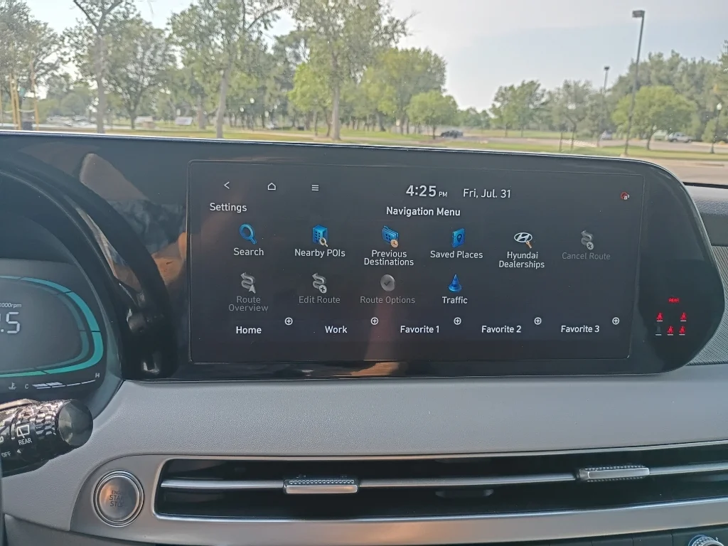 Used 2025  Hyundai SEL image 28