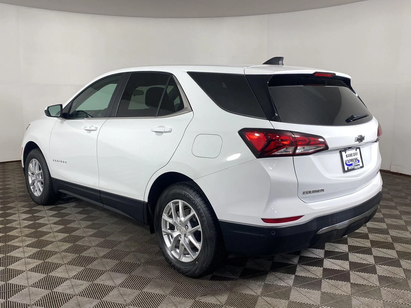Used 2024 Summit White Chevrolet LT image 9