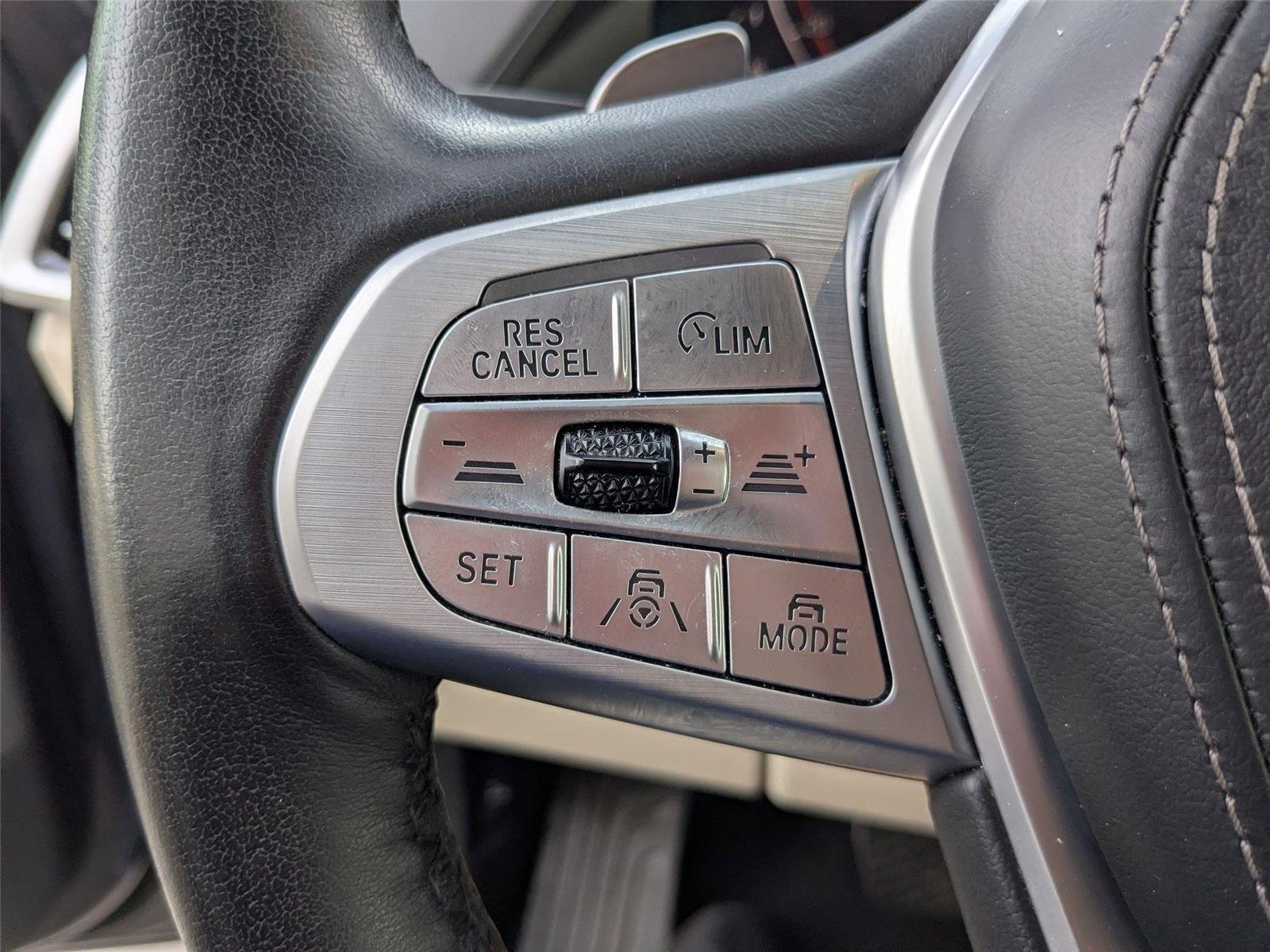 Used 2022 Arctic Grey Metallic BMW xDrive40i image 16