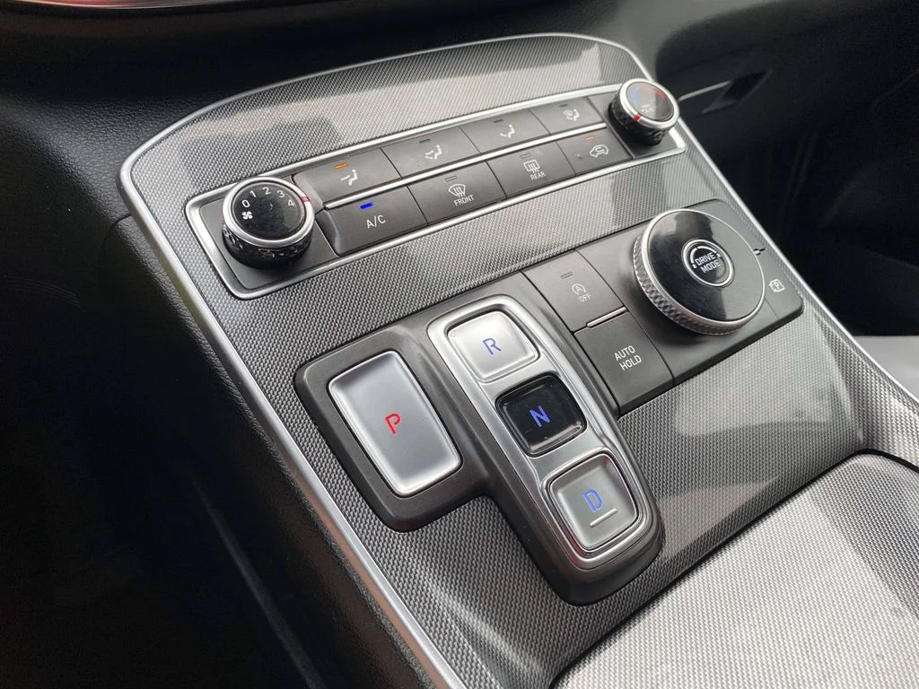 Used 2022 Gray Hyundai SE image 18