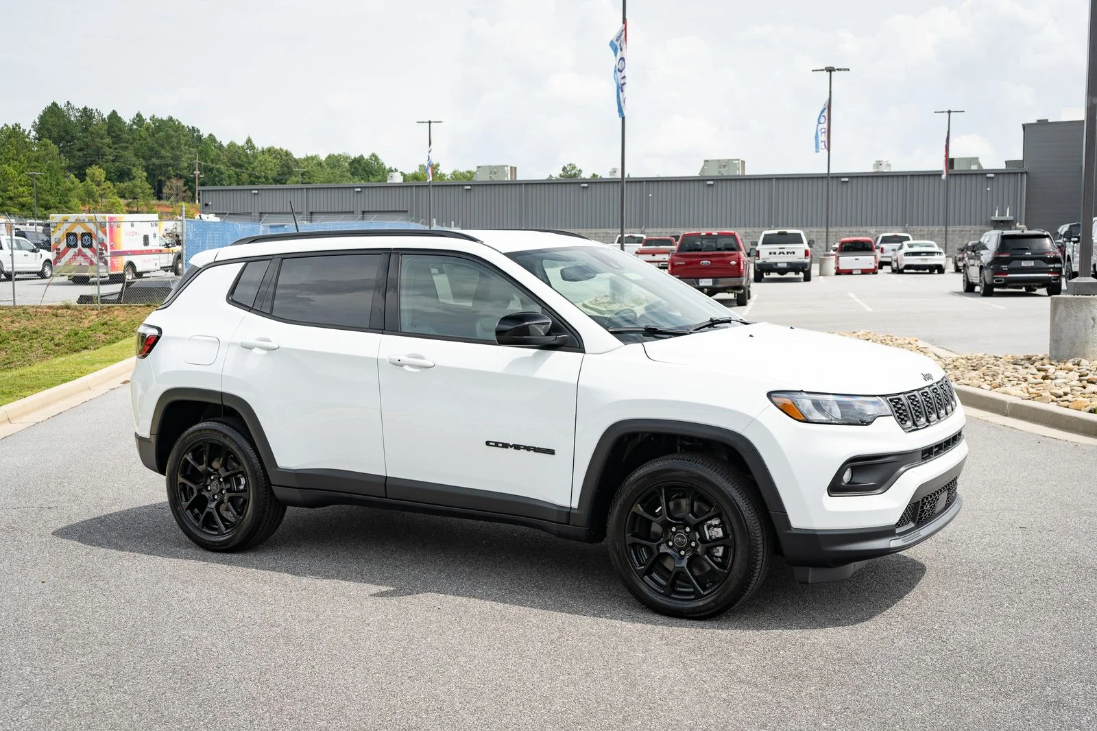 New 2026 Bright White Clear-Coat Exterior Paint Jeep Latitude image 12