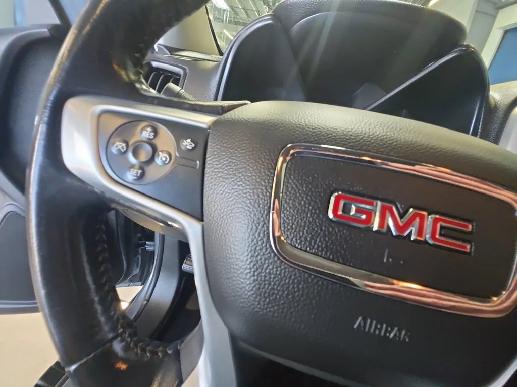 Used 2018 SATIN STEEL METALLIC GMC 4WD SLT image 19
