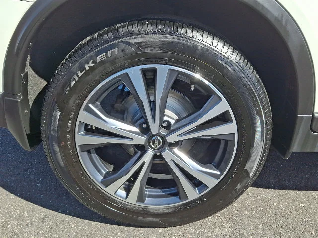 Used 2018 White Nissan SL image 9