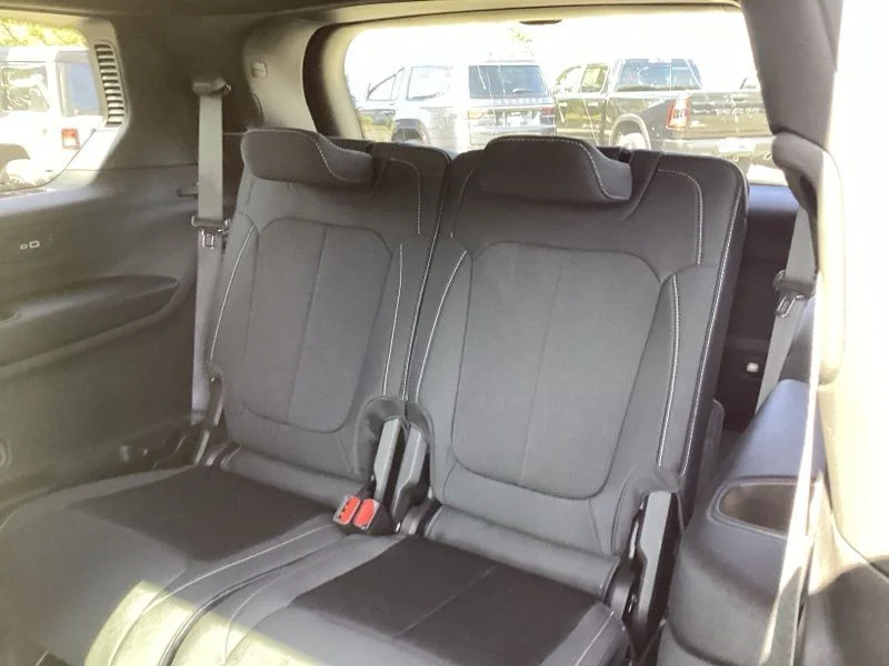 New 2025 Diamond Black Crystal Pearl-Coat Exterior Paint Jeep Laredo image 19