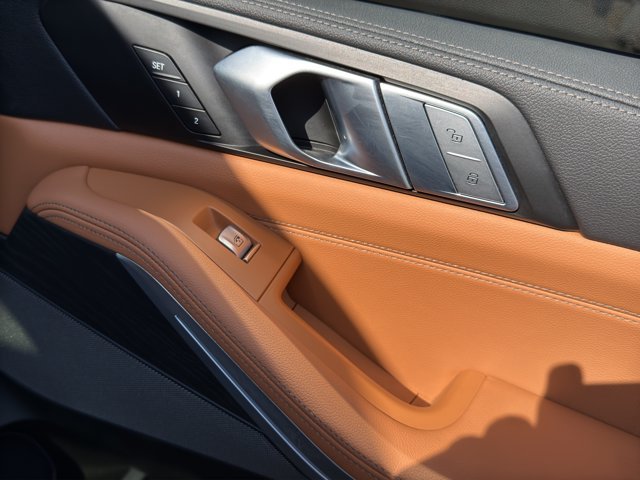 Used 2022 Arctic Grey Metallic BMW M50i image 18