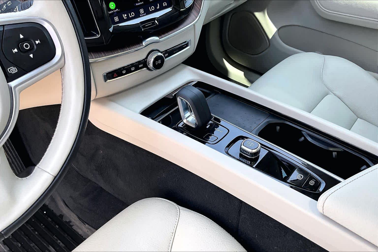 Used 2022  Volvo Momentum image 17