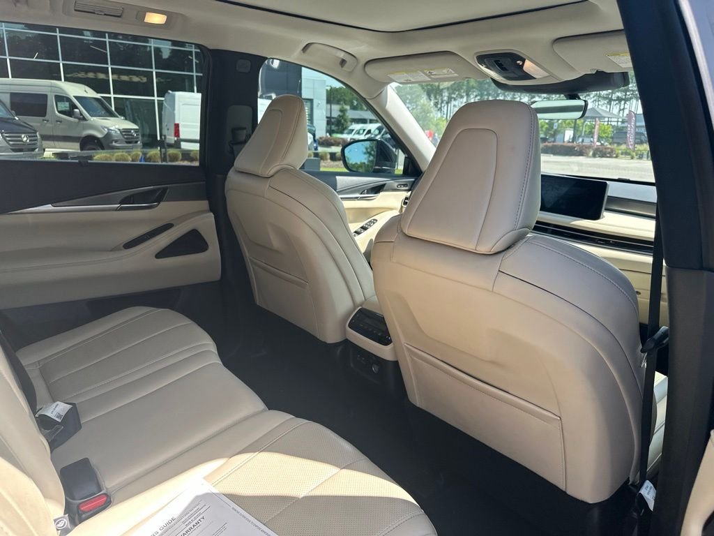 Used 2024 Silver INFINITI LUXE image 9