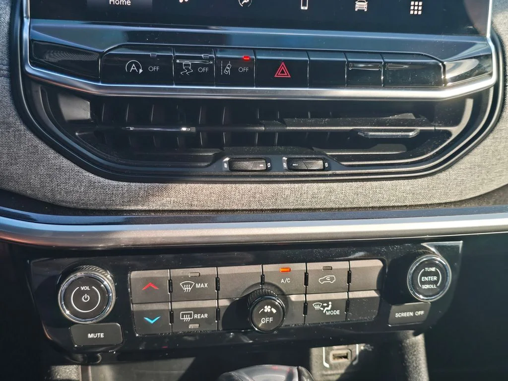 Used 2024 White Jeep Latitude image 29