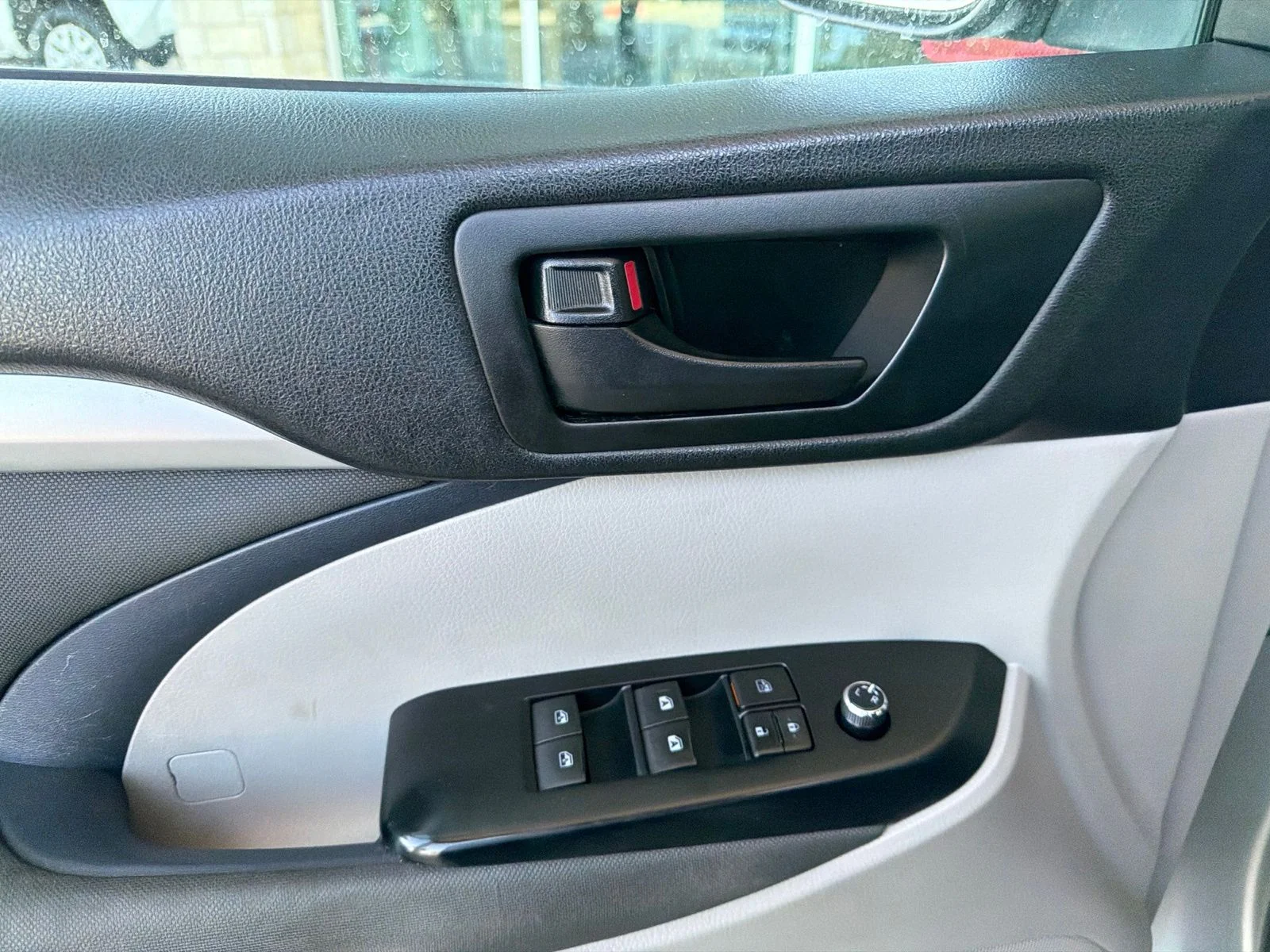 Used 2018 Silver Toyota LE image 5