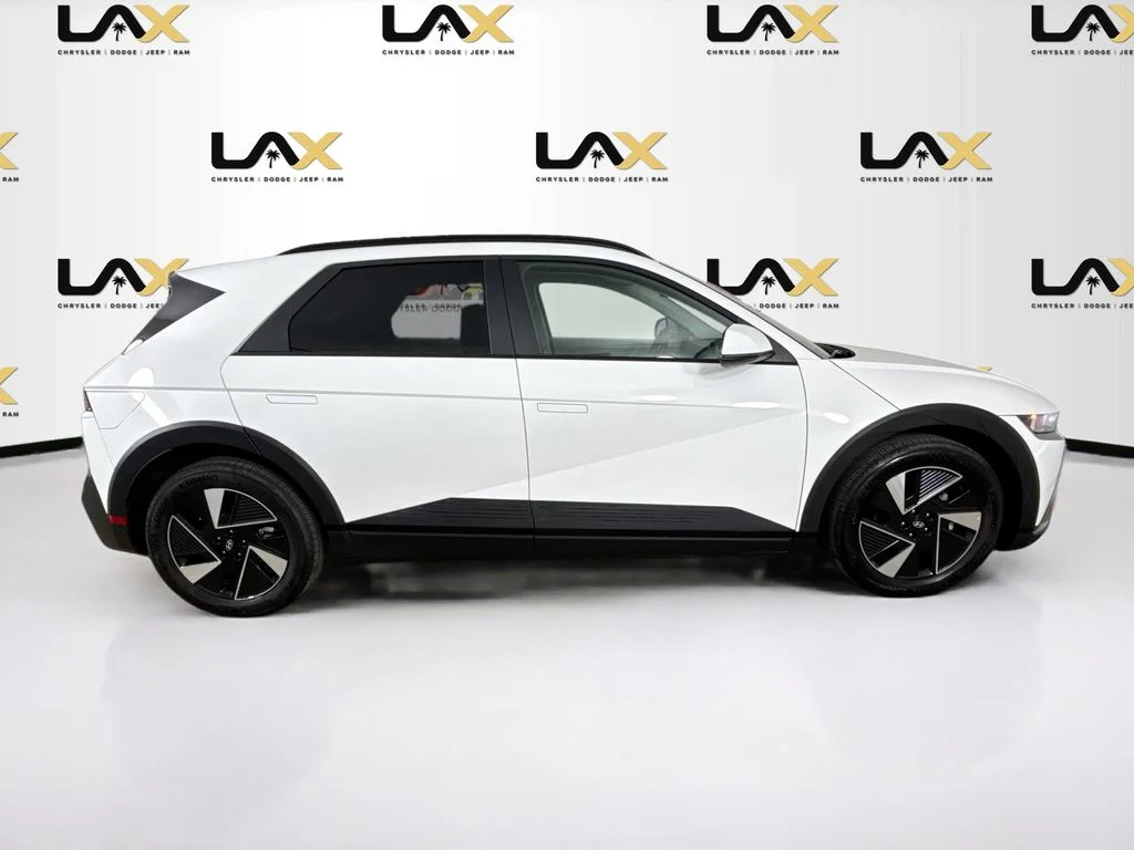 Used 2025 White Hyundai SEL image 8