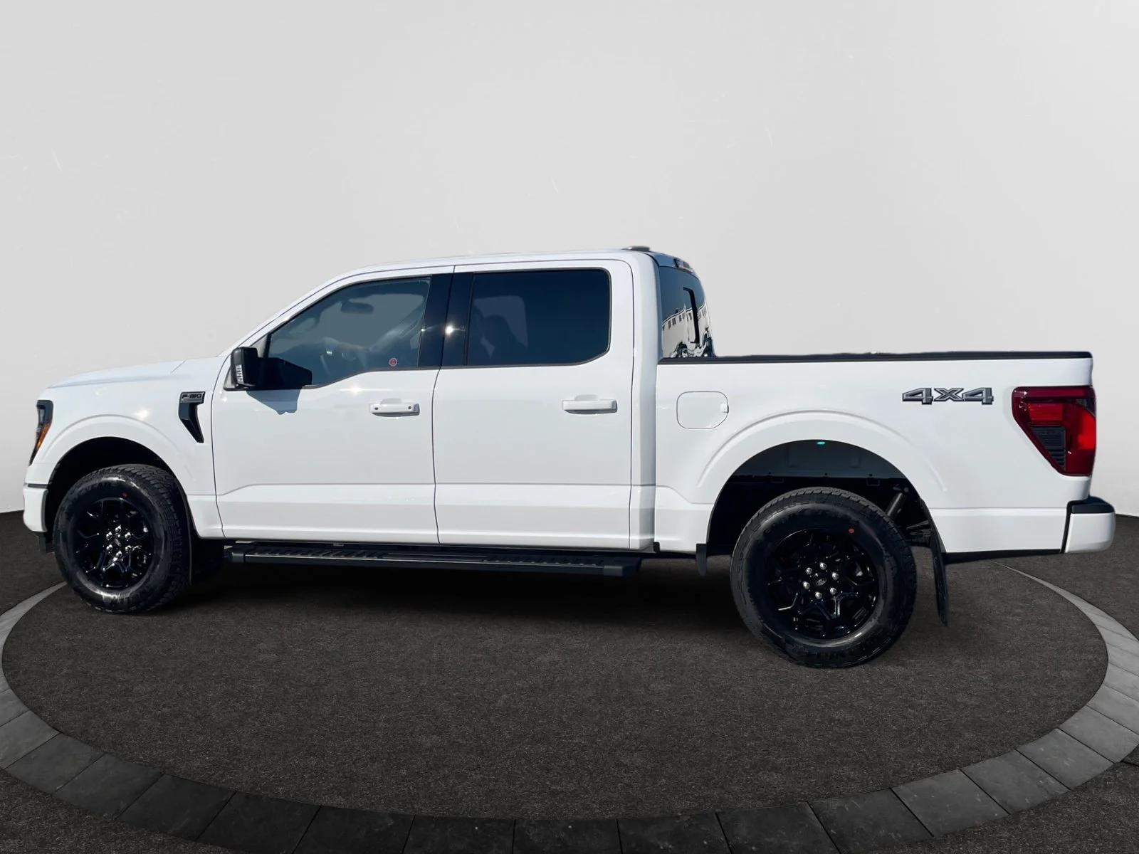 New 2026 Oxford White Ford XLT image 2