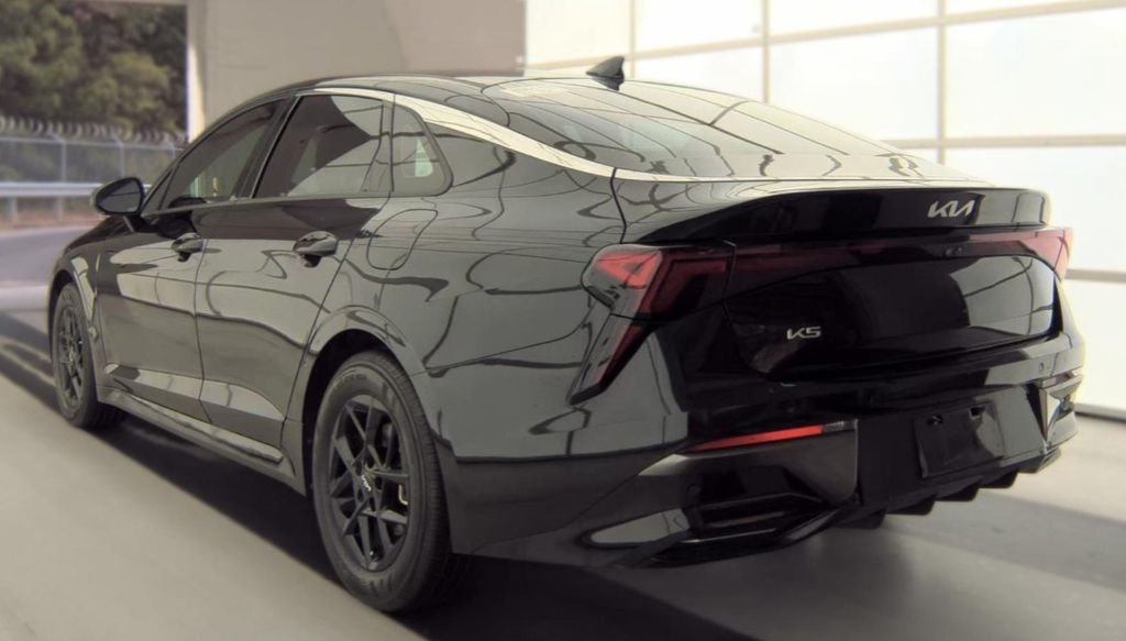 Used 2025 Black Kia LXS image 4