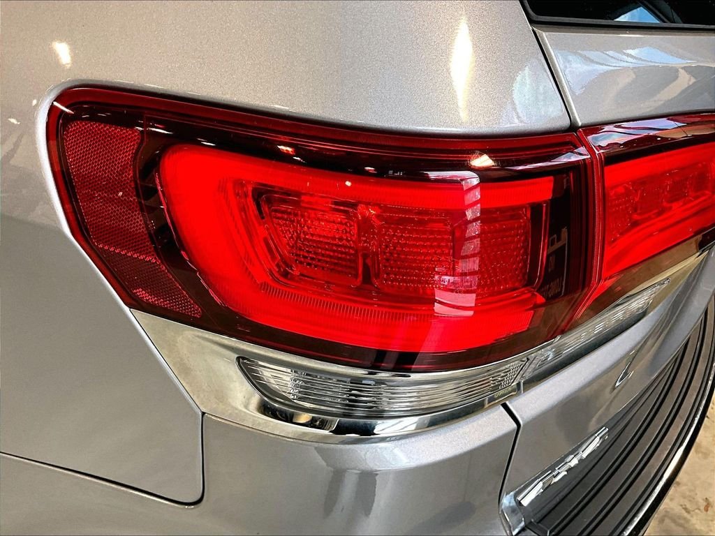 Used 2020 Silver Jeep Limited image 35