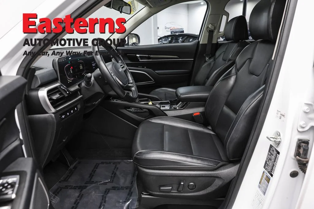 Used 2025 White Kia S image 14