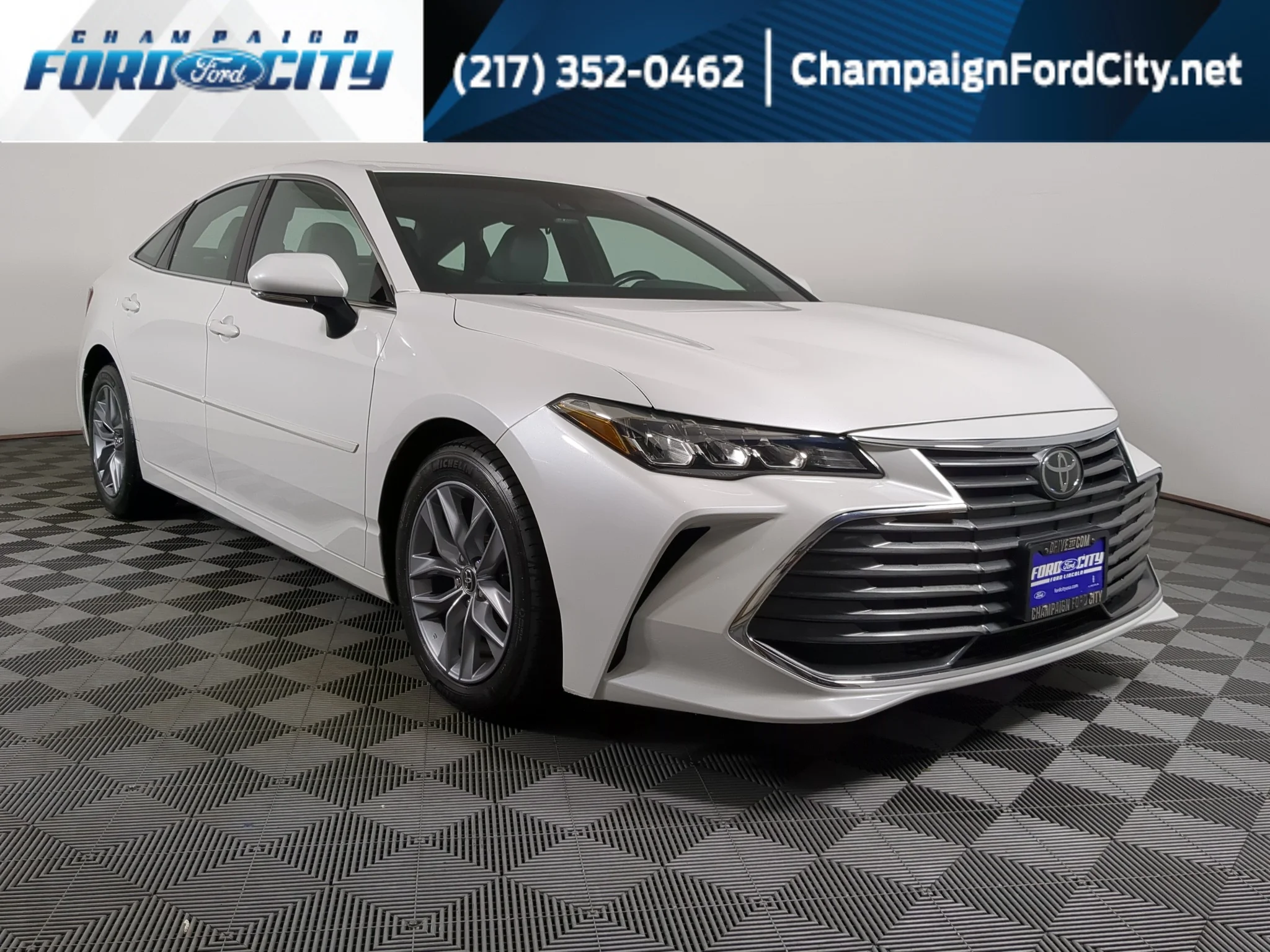 Used 2019 Wind Chill Pearl Toyota XLE image 1