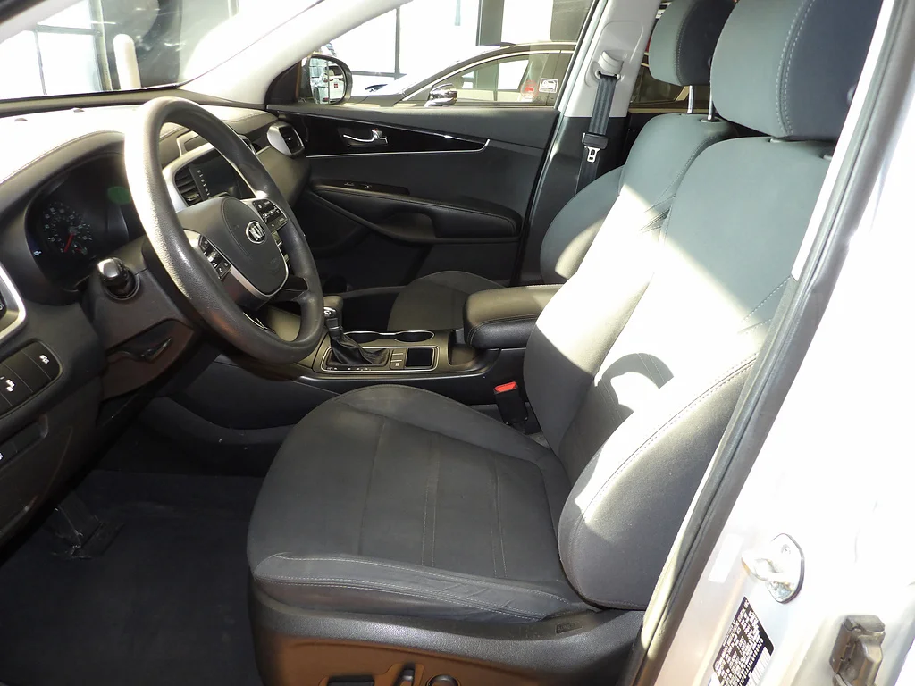 Used 2019 Sparkling Silver Kia LX V6 image 27