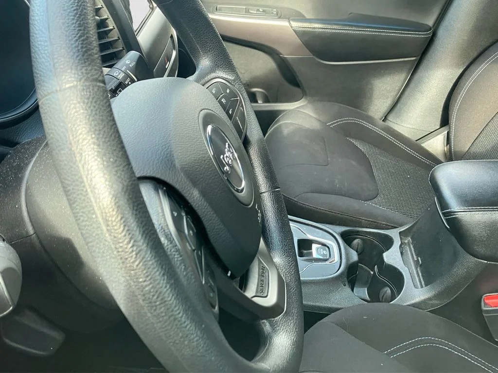 Used 2019 White Jeep Latitude image 7