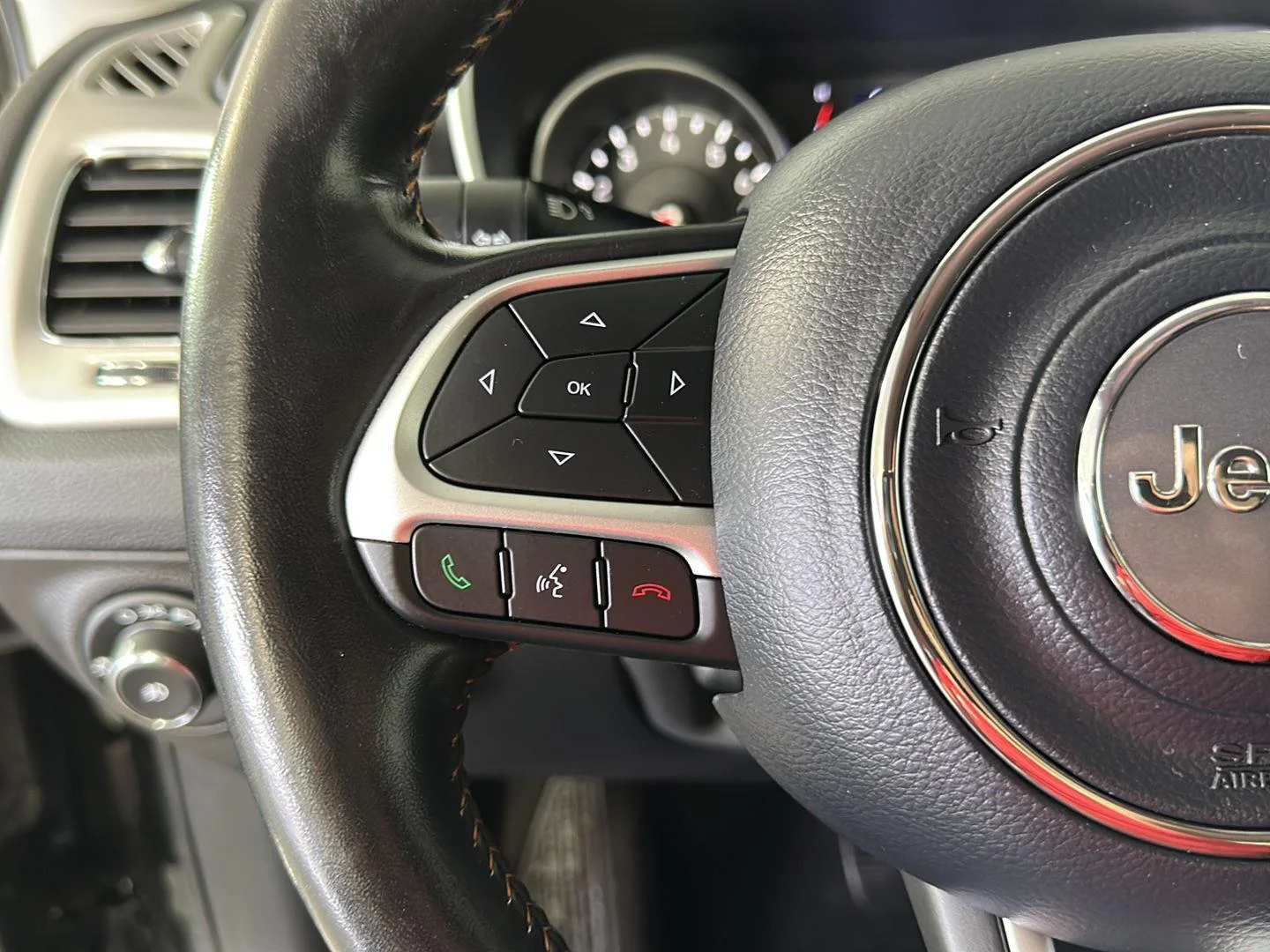 Used 2020 Diamond Black Crystal Pearlcoat Jeep Latitude image 11