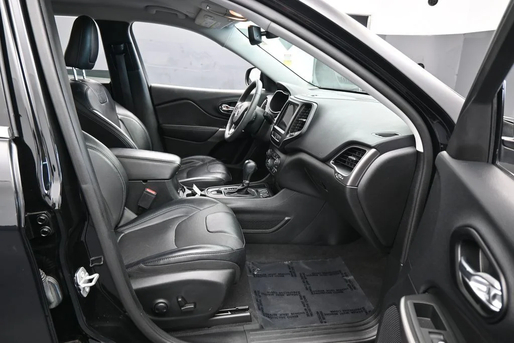 Used 2022 Diamond Black Crystal Pearlcoat Jeep Latitude Lux image 38