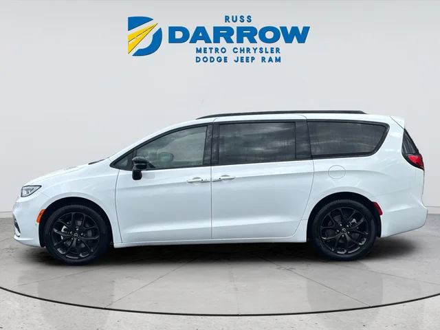 New 2026 Bright White Clear-Coat Exterior Paint Chrysler Limited image 2