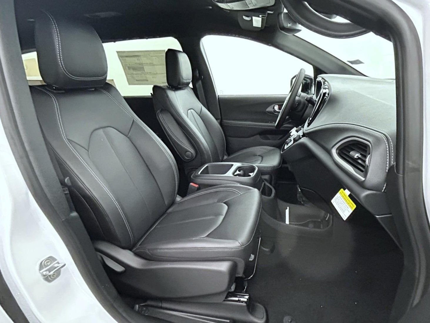 New 2026 Bright White Clear-Coat Exterior Paint Chrysler Select image 15