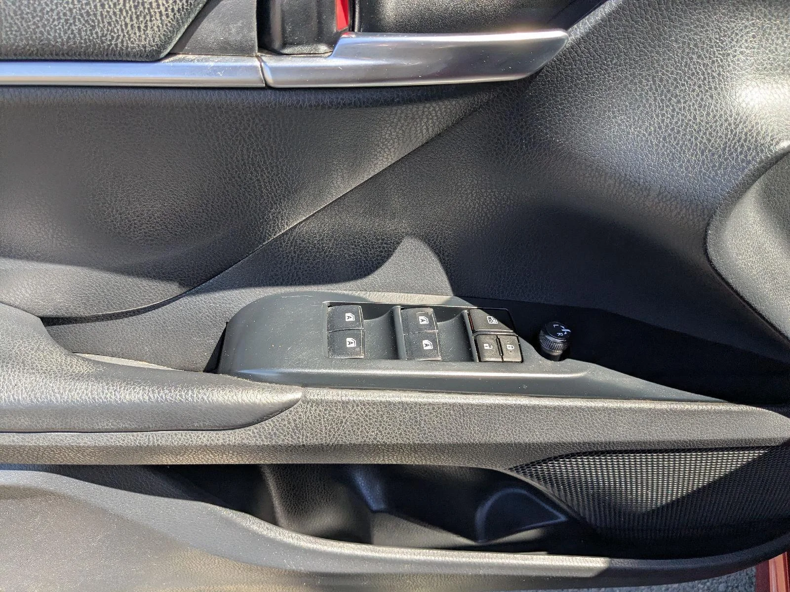 2018 Toyota Camry SE - Photo 18