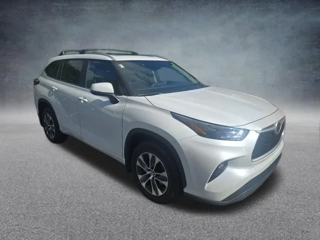 Used 2023 Beige Toyota XLE image 11