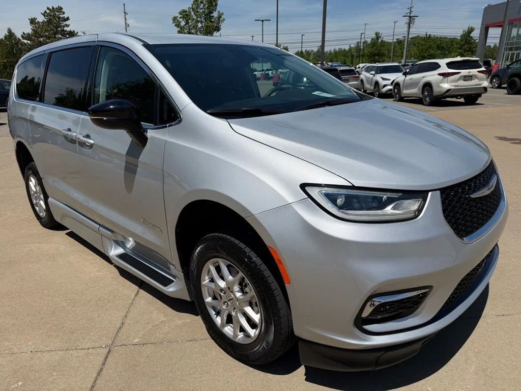 Used 2024 Silver Chrysler Touring L image 7