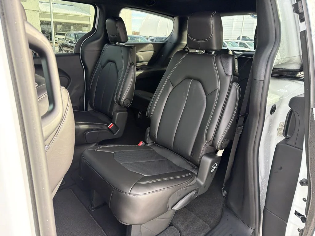 2026 Chrysler Pacifica Select - Photo 22