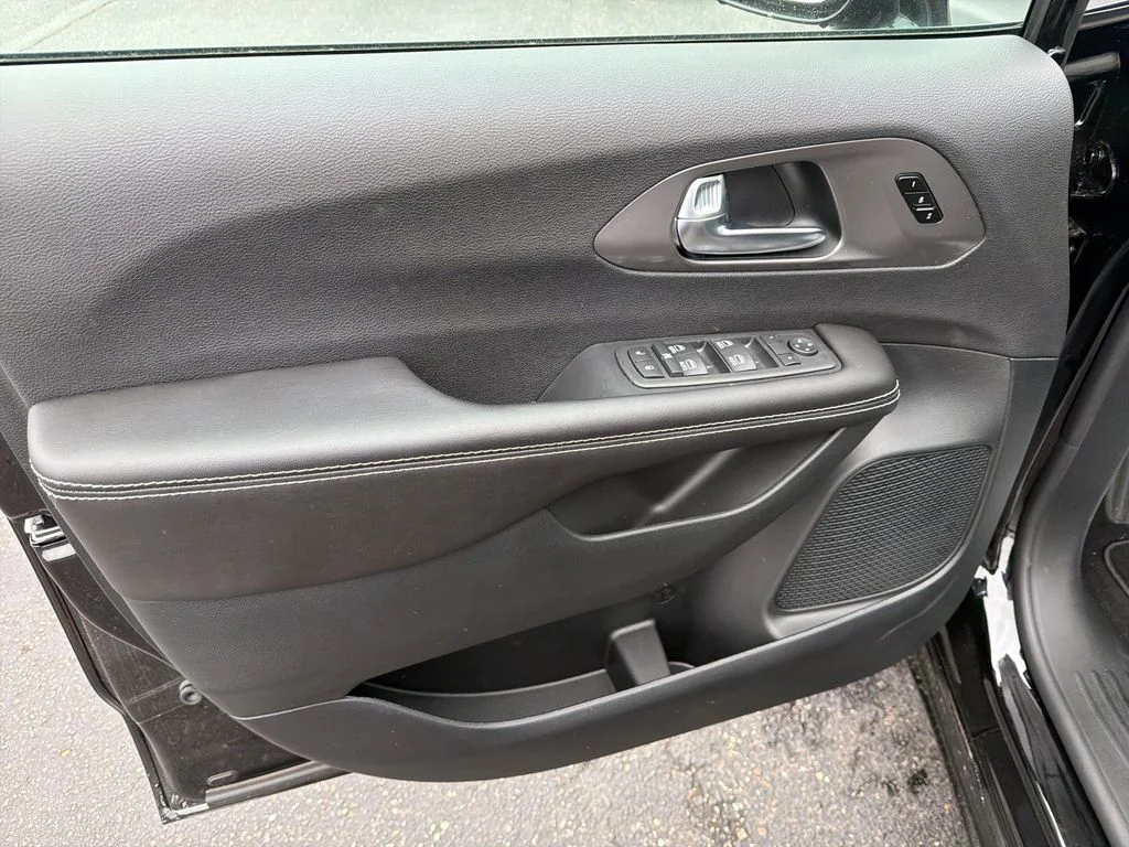 2026 Chrysler Pacifica Select - Photo 10
