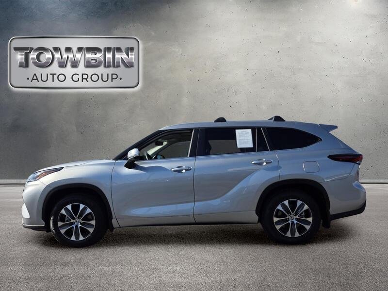 Used 2025 Silver Toyota XLE image 8