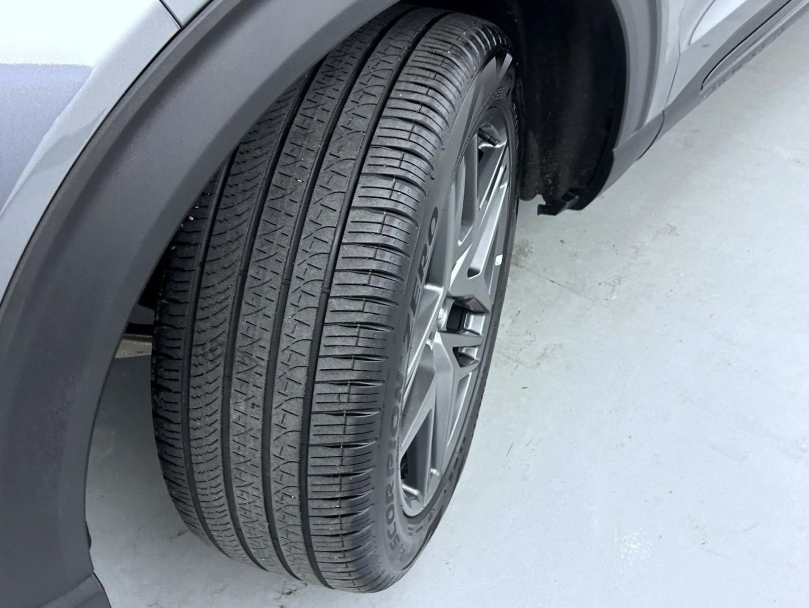 Used 2025 Gray Ford ST-Line image 25