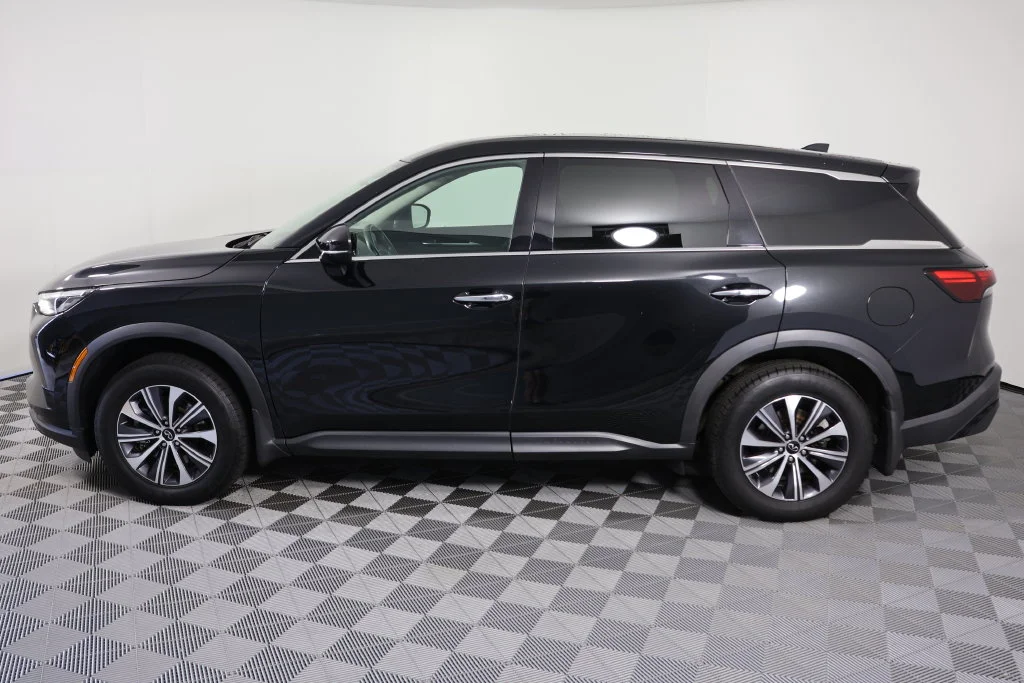 Used 2023 Black INFINITI PURE image 4