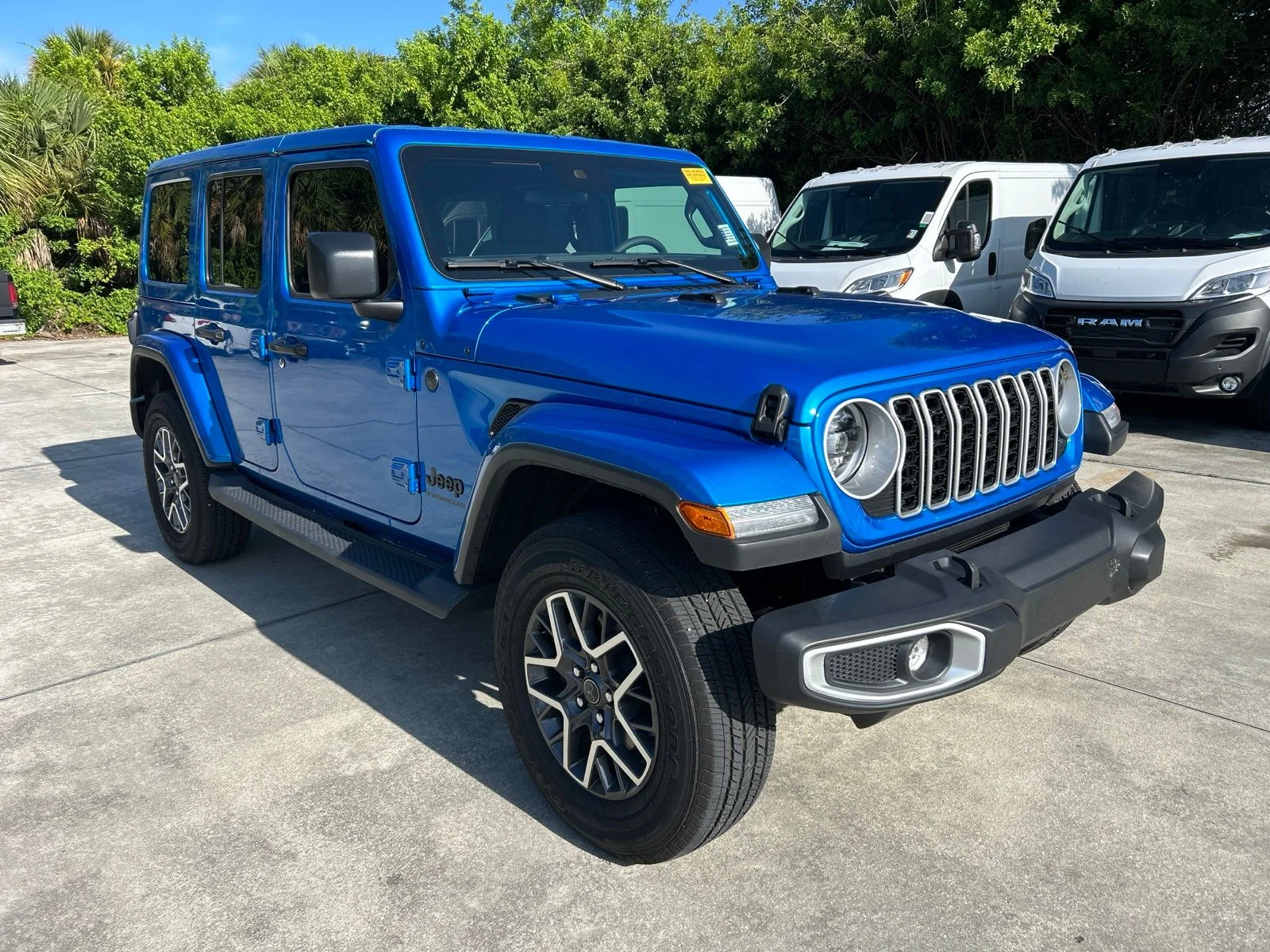 Used 2025 Blue Pearl Jeep Sahara image 22
