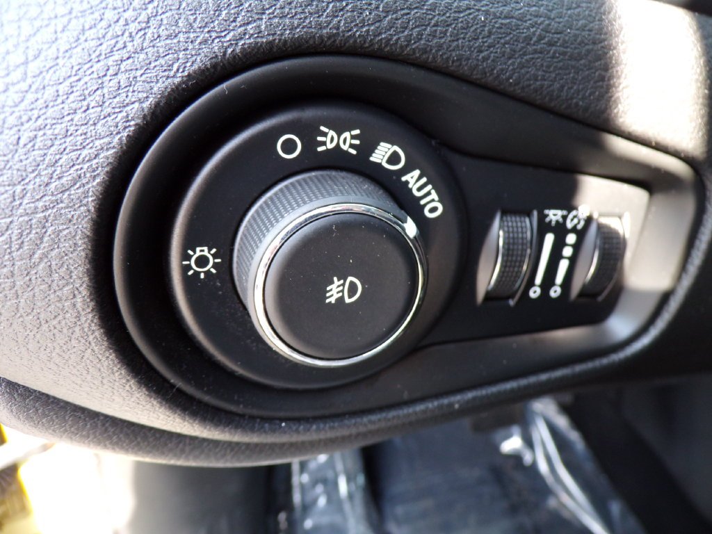 Used 2015 Green Jeep Latitude image 20