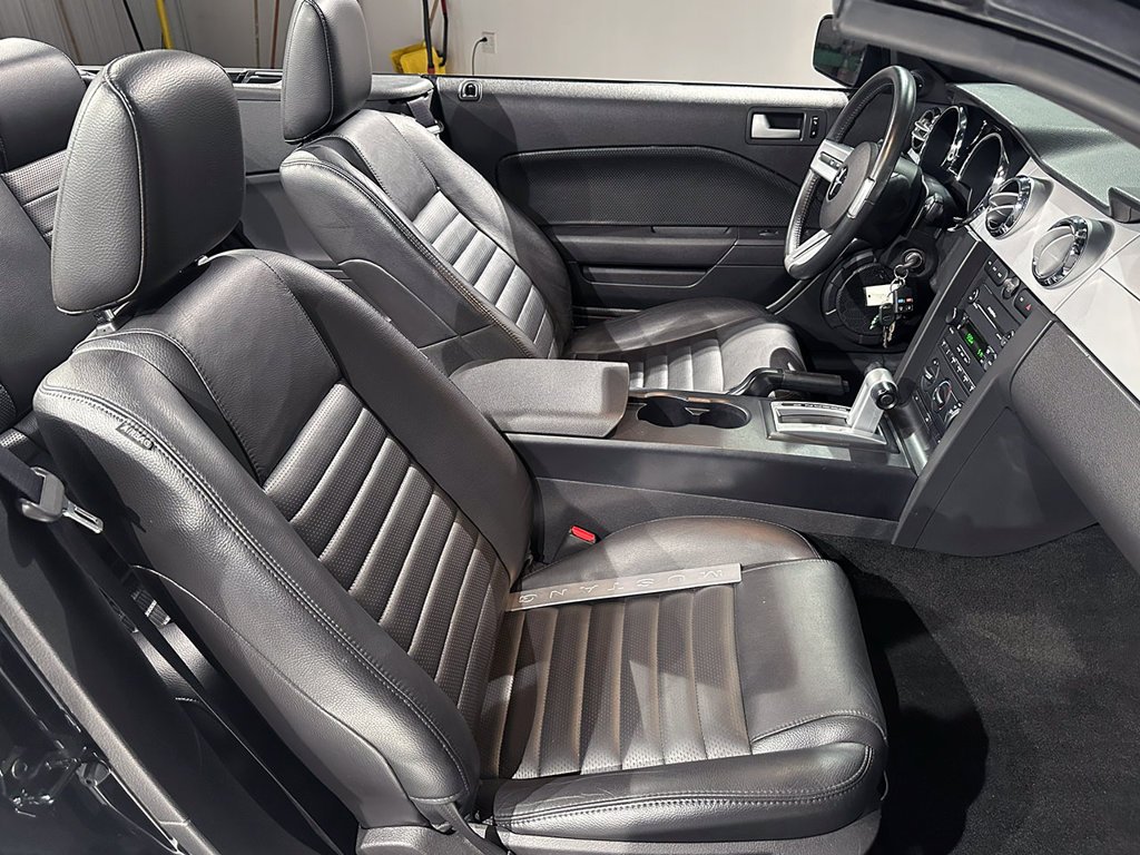 Used 2005 Black Ford  image 65