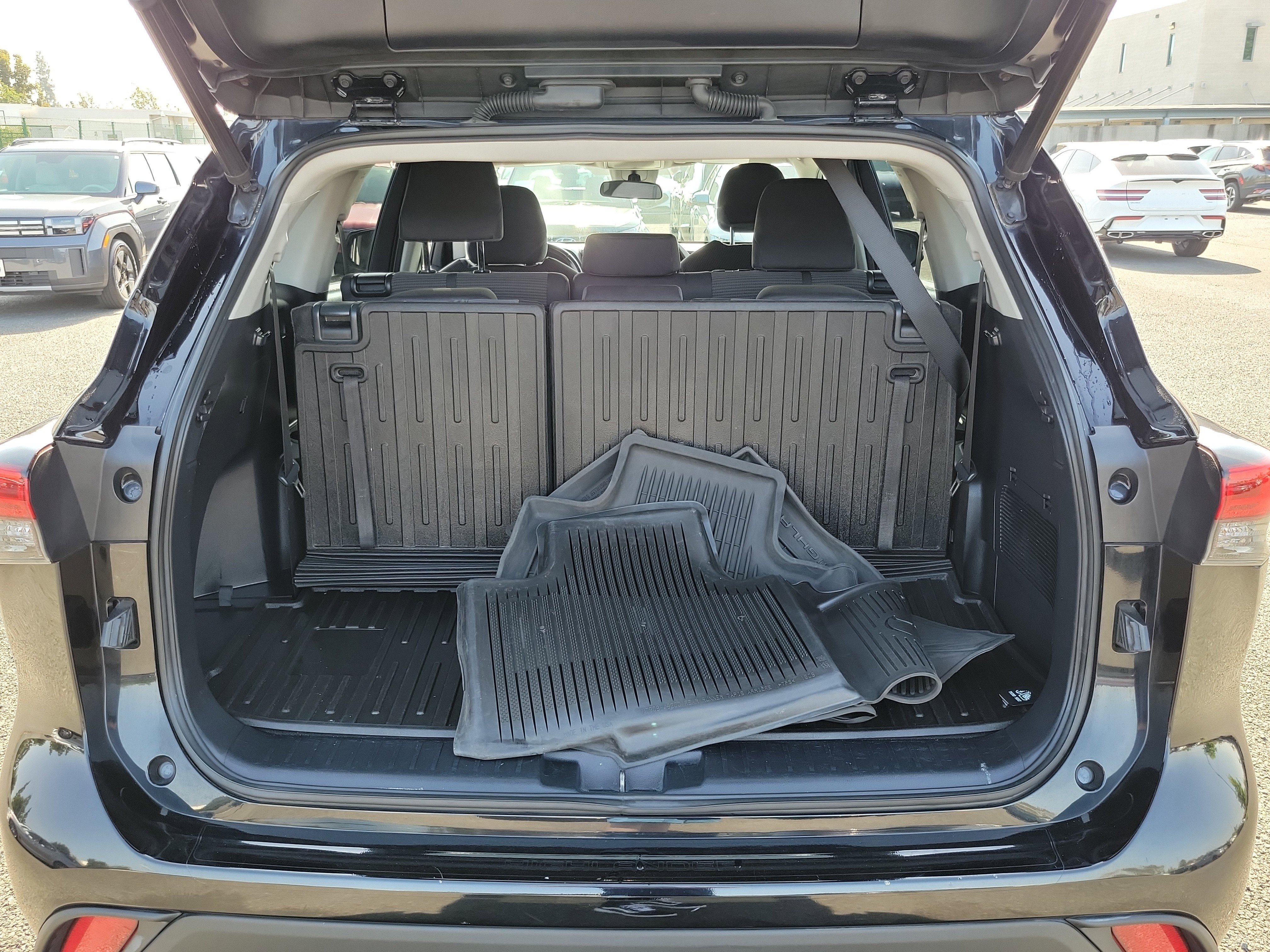2021 Toyota Highlander LE - Photo 16